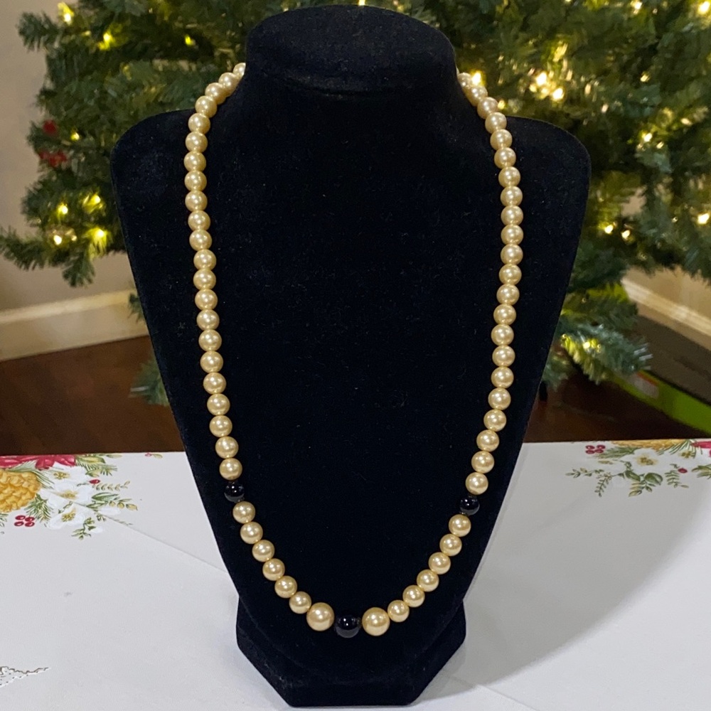 Elegant Faux Pearl Necklace with Three Ebony Accent Beads🌟Hook Closure.